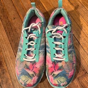 Skechers Lightweight Memory Foam Women’s Sneakers Size 7 Comfort Shoes Tropical